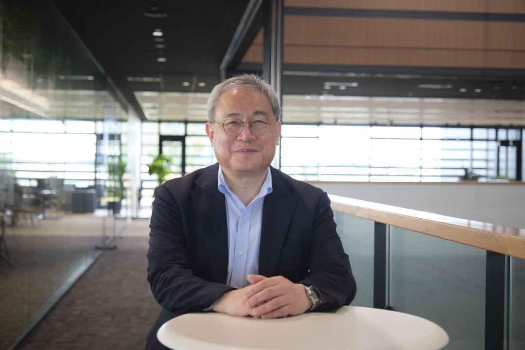 2025_TKS_写真3 ハスクレイを開発した産総研の鈴木正哉博士 (カスタム).jpg