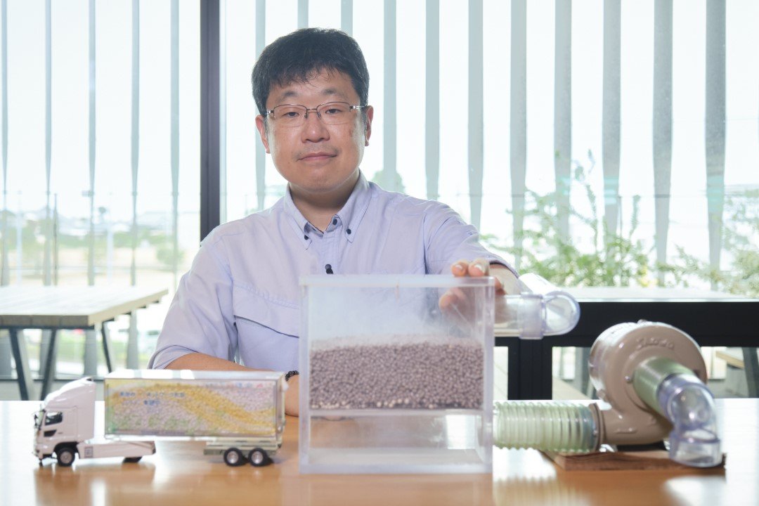 2025_TKS_写真7 ハスクレイを使った蓄熱システムの概要を解説してくれた川上理亮さん (カスタム).jpg