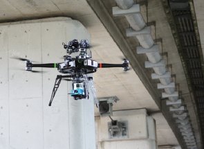 自動運行中のドローンの写真