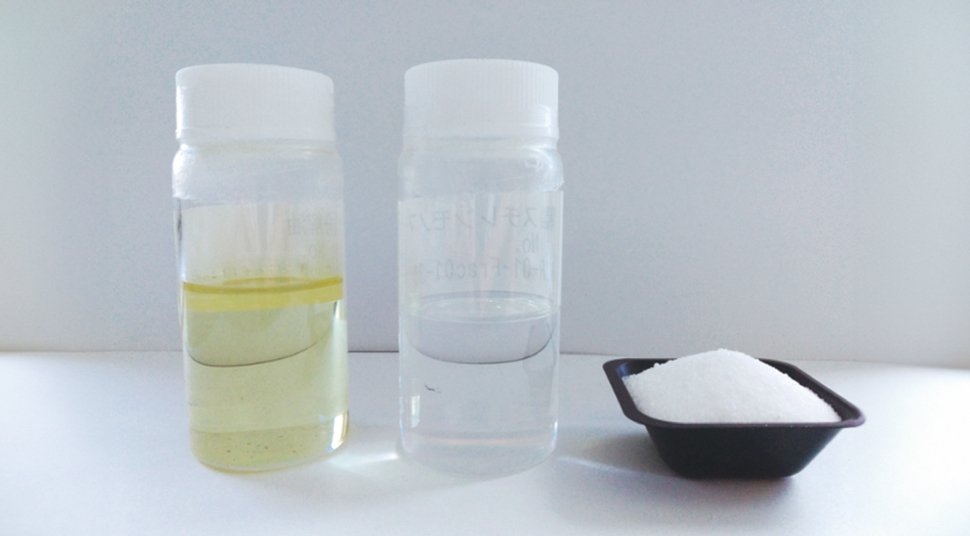 マイクロ波を利用し、廃棄プラスチック(ポリスチレン)から得た分解オイル(写真左)。分解オイルからスチレンモノマー(中央)を回収、精製・再重合することで再生ポリスチレン(右)を生成。