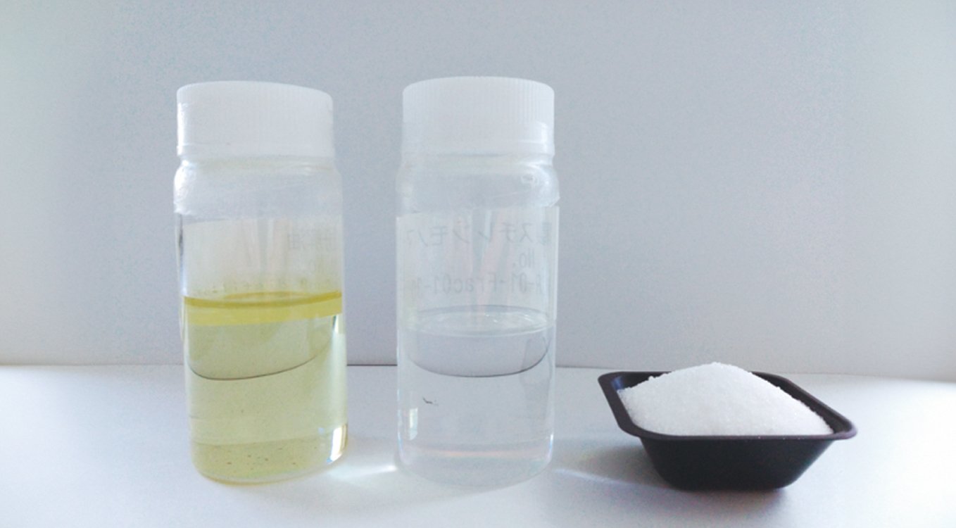 マイクロ波を利用し、廃棄プラスチック(ポリスチレン)から得た分解オイル(写真左)。分解オイルからスチレンモノマー(中央)を回収、精製・再重合することで再生ポリスチレン(右)を生成。