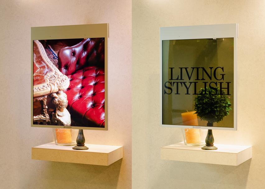 シャープに展示されている透明ディスプレイ